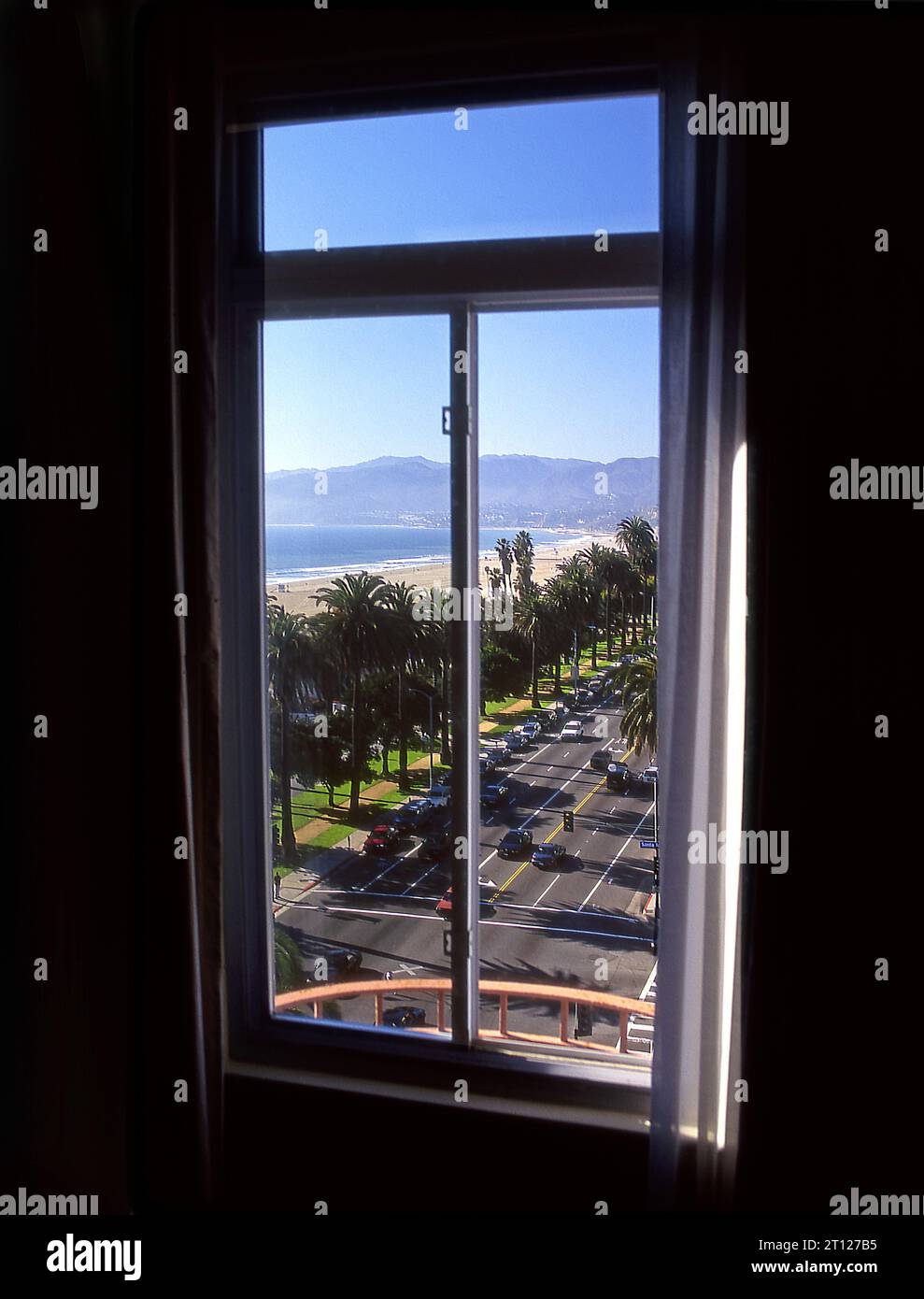 Vista della costa di Santa Monica a nord dalla finestra di una camera d'hotel. Los Angeles, CA Foto Stock