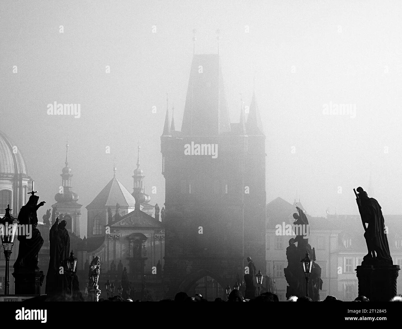 Monumenti del Misty Charles Bridge - storica cattura del bianco e nero Foto Stock