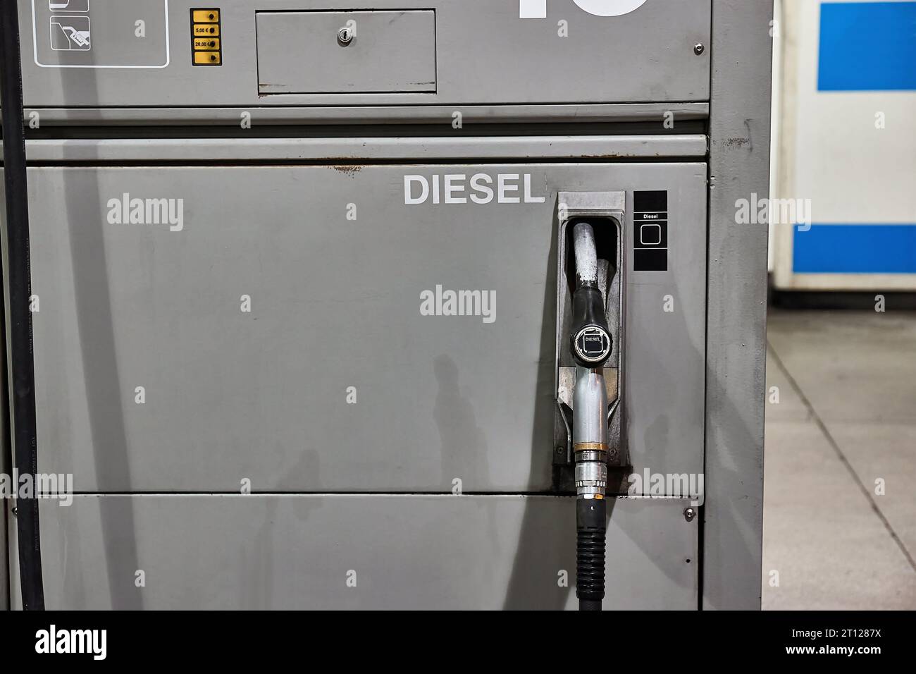 Ugello della stazione di alimentazione del carburante diesel Foto Stock