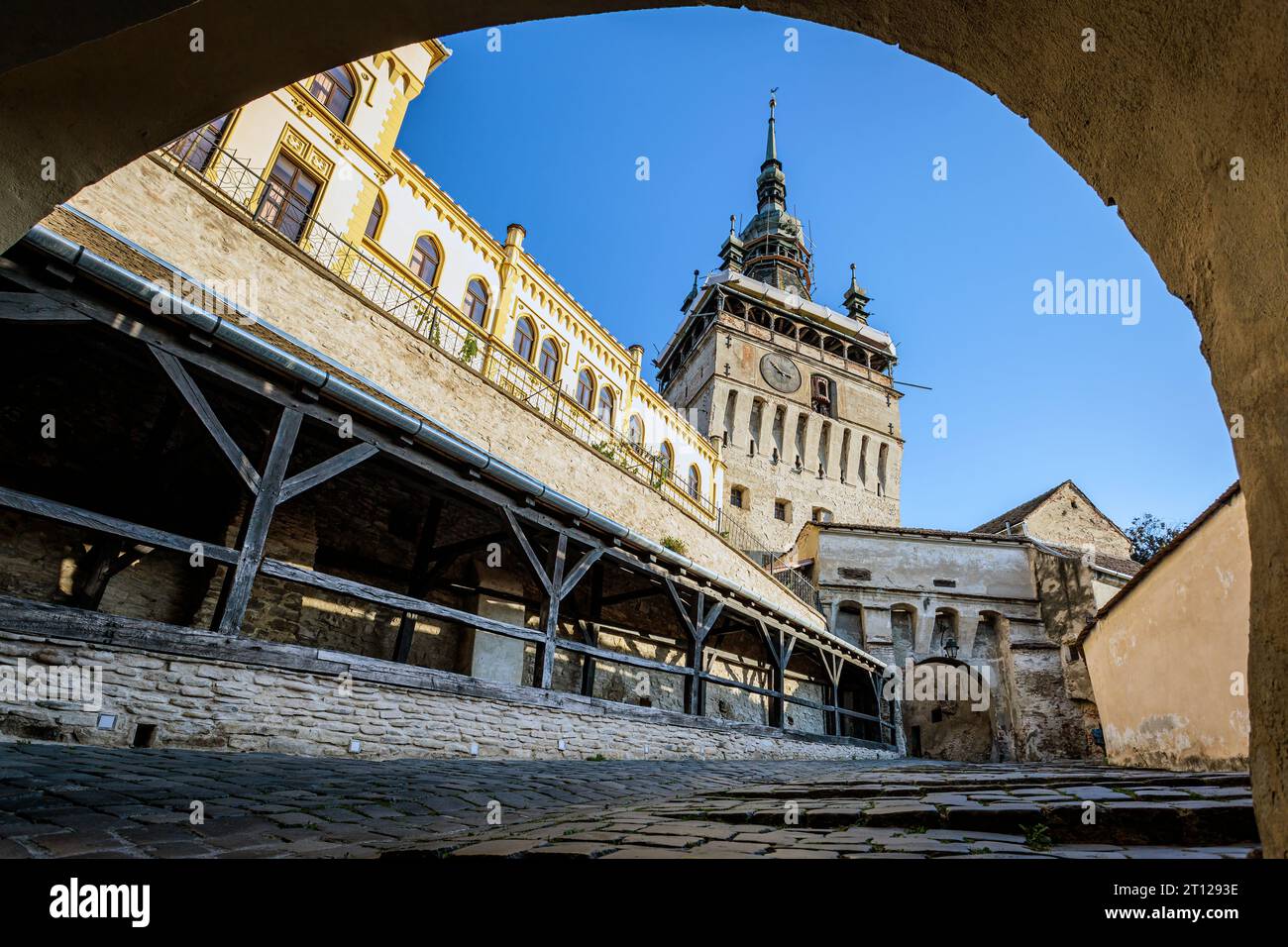 Sulle strade della fortezza medievale e della città di Sighisoara con case colorate. Foto scattata il 14 agosto 2023 a Sighisoara, Transilvania Reg Foto Stock