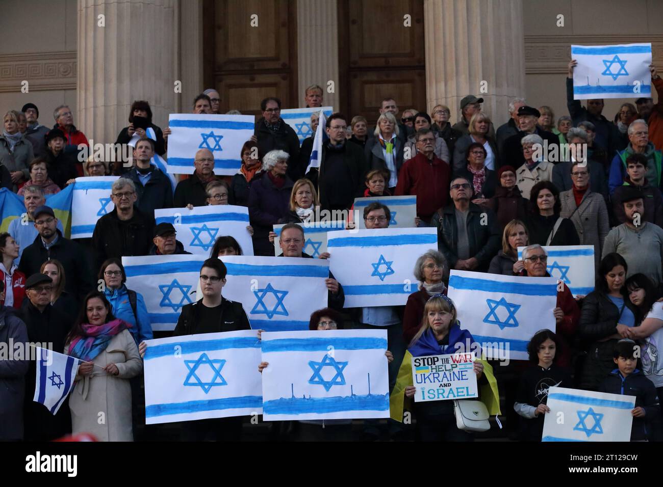 Menschen stehen mit Israelfahnen auf den Stufen der Nikolaikirche während einer Solidaritätskundgebung für Israel, alter Markt, Potsdam, 10. Oktober 2023. Solidaritätskundgebung für Israele a Potsdam *** le persone stanno con le bandiere israeliane sui gradini della chiesa di Nikolaikirche durante un raduno di solidarietà per Israele, Alter Markt, Potsdam, 10 ottobre 2023 raduno di solidarietà per Israele a Potsdam. Credito: Imago/Alamy Live News Foto Stock