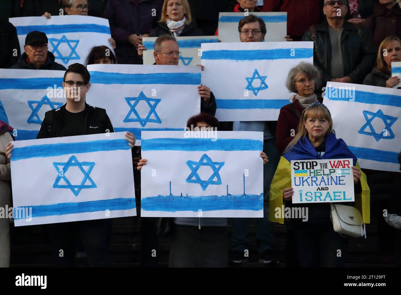 Menschen stehen mit Israelfahnen auf den Stufen der Nikolaikirche während einer Solidaritätskundgebung für Israel, alter Markt, Potsdam, 10. Oktober 2023. Solidaritätskundgebung für Israele a Potsdam *** le persone stanno con le bandiere israeliane sui gradini della chiesa di Nikolaikirche durante un raduno di solidarietà per Israele, Alter Markt, Potsdam, 10 ottobre 2023 raduno di solidarietà per Israele a Potsdam. Credito: Imago/Alamy Live News Foto Stock