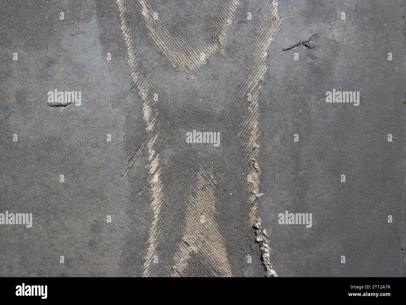 Un frammento di uno pneumatico vecchio danneggiato, primo piano. Pneumatico senza battistrada. Foto Stock