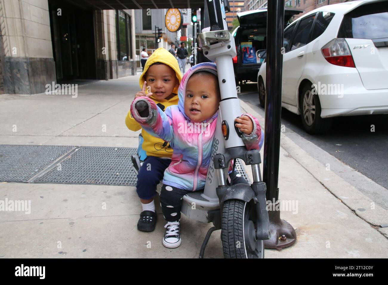 I bambini migranti giocano fuori dall'Inn of Chicago, che si trova a pochi passi dal Magnificent Mile e dal quartiere finanziario centrale, come visto qui il 10 ottobre 2022. Per oltre un anno, l'Inn of Chicago ha ospitato oltre 1.500 nuovi arrivi, questo ex hotel boutique è circondato da hotel di lusso, ristoranti ed è una delle principali aree turistiche. Due consiglieri del centro chiedono la chiusura di questo rifugio, citando crescenti lamentele da parte dei vicini. (Foto di: Alexandra Buxbaum/Sipa USA) credito: SIPA USA/Alamy Live News Foto Stock