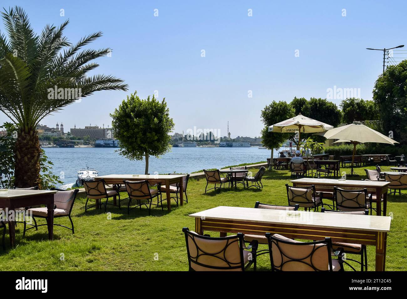 Luxor, Egitto - 8 ottobre 2021: Le persone cenano all'aperto in un ristorante vicino al fiume Nilo a Luxor. Vista sul Nilo da un ristorante Foto Stock