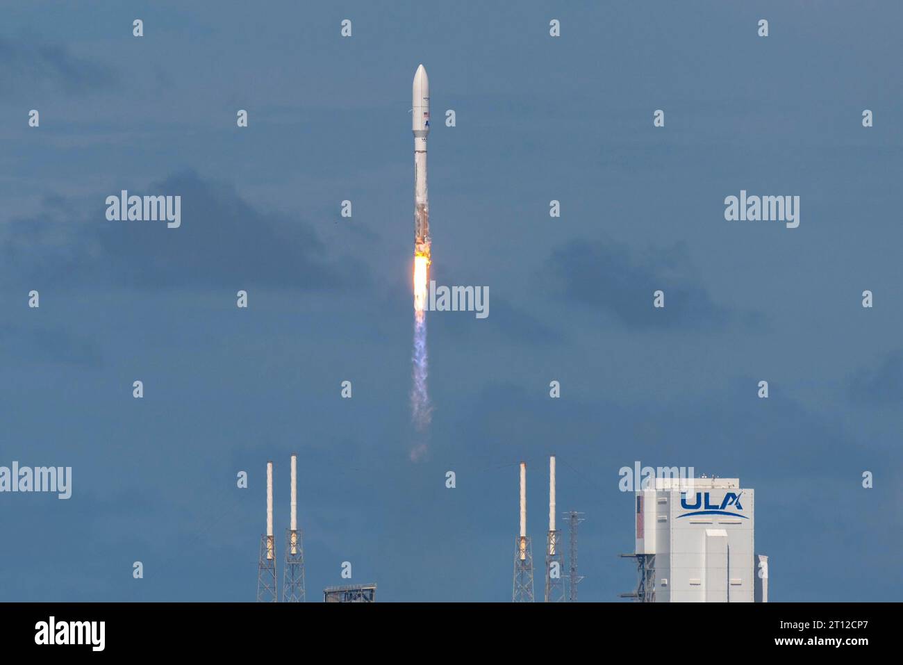 Cape Canaveral, Stati Uniti d'America. 6 ottobre 2023. Il razzo United Launch Alliance Atlas V 501 decolla trasportando la missione CA-01 Amazon Kuiper Protoflight dallo Space Launch Complex 41 alla Cape Canaveral Space Force Station, 6 ottobre 2023, a Cape Canaveral, Florida. Il razzo trasportò con successo la missione Amazon Project Kuiper Protoflight in Low Earth Orbit. Crediti: Joshua conti/US Space Force/Alamy Live News Foto Stock