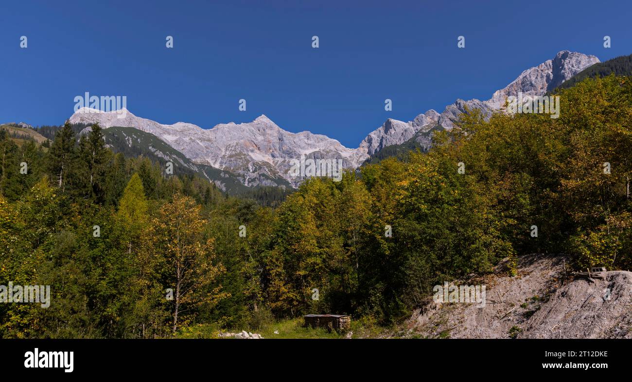 Panorama montano sul sentiero escursionistico fino alla grotta delle Grotte, volta, a Maria Alm, Salisburgo Foto Stock