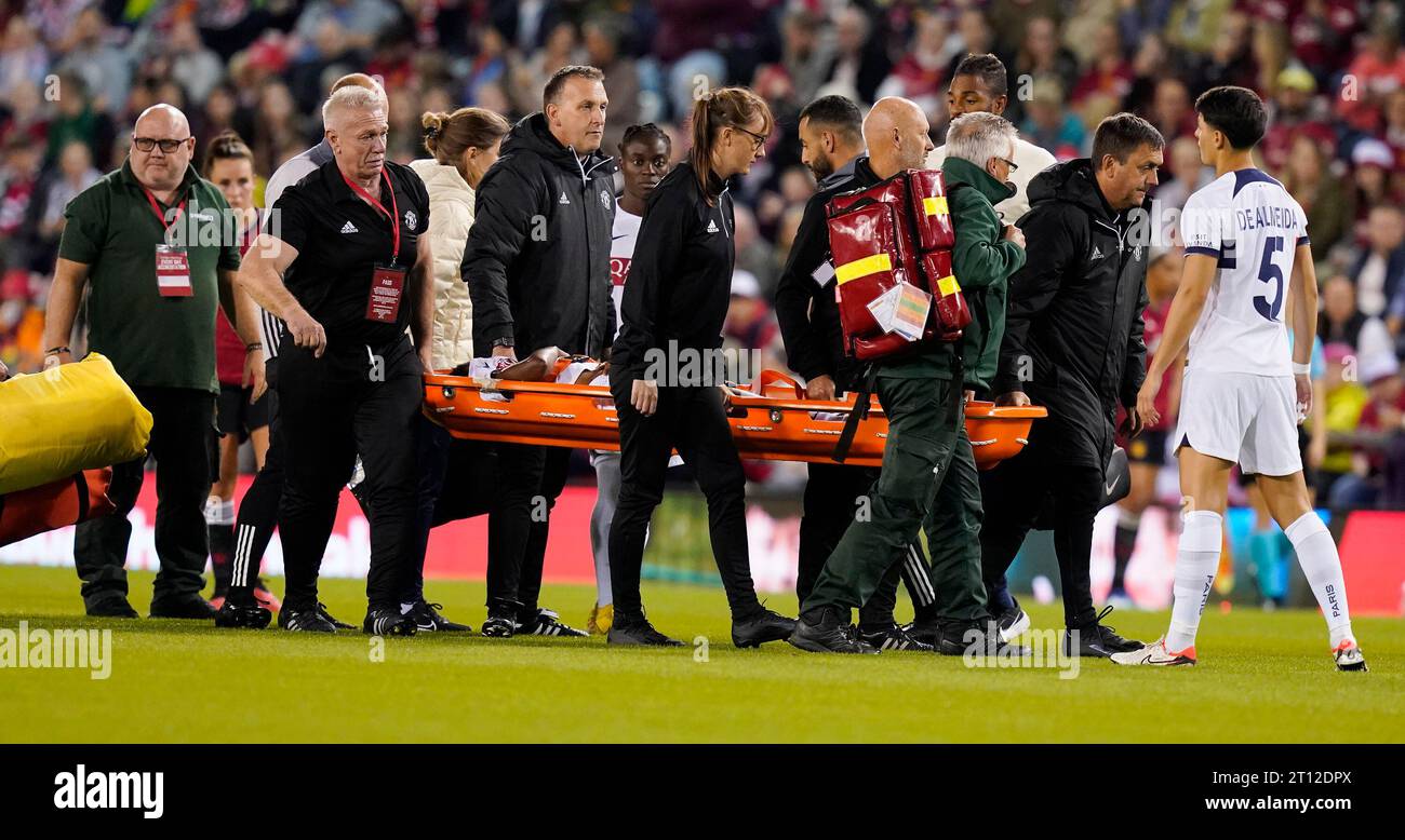 Leigh, Regno Unito. 10 ottobre 2023. Oriane Jean-Franois del PSG viene portata dal campo su una barella durante la partita UEFA Womens Champions League al Leigh Sports Village di Leigh. Il credito fotografico dovrebbe leggere: Andrew Yates/Sportimage Credit: Sportimage Ltd/Alamy Live News Foto Stock