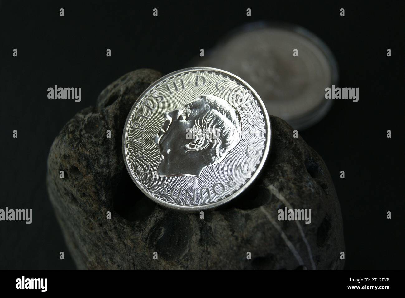 Monete d'argento britanniche da investimento. Moneta d'argento da 2 libbre re re Carlo III Investimenti e numismatica. Foto Stock