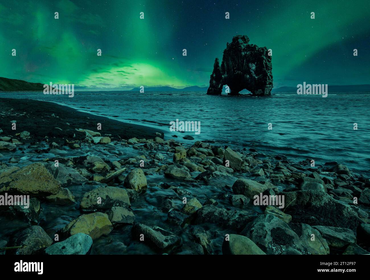 Paesaggio di Hvitserkur di notte con splendida aurora boreale. Islanda Foto Stock