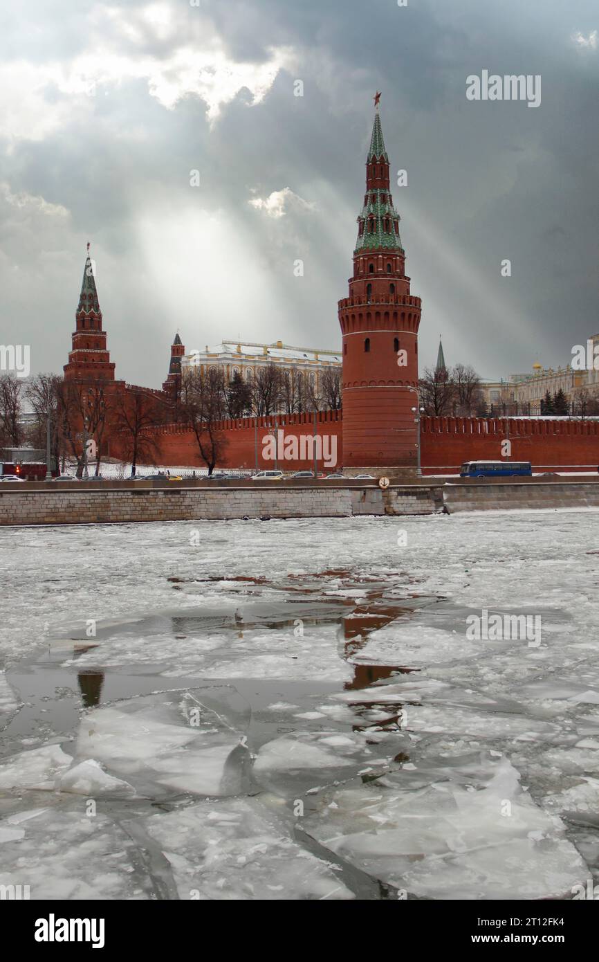 Fiume Mosca congelato nel freddo inverno della città di Mosca vicino al Kremblin, in Russia Foto Stock