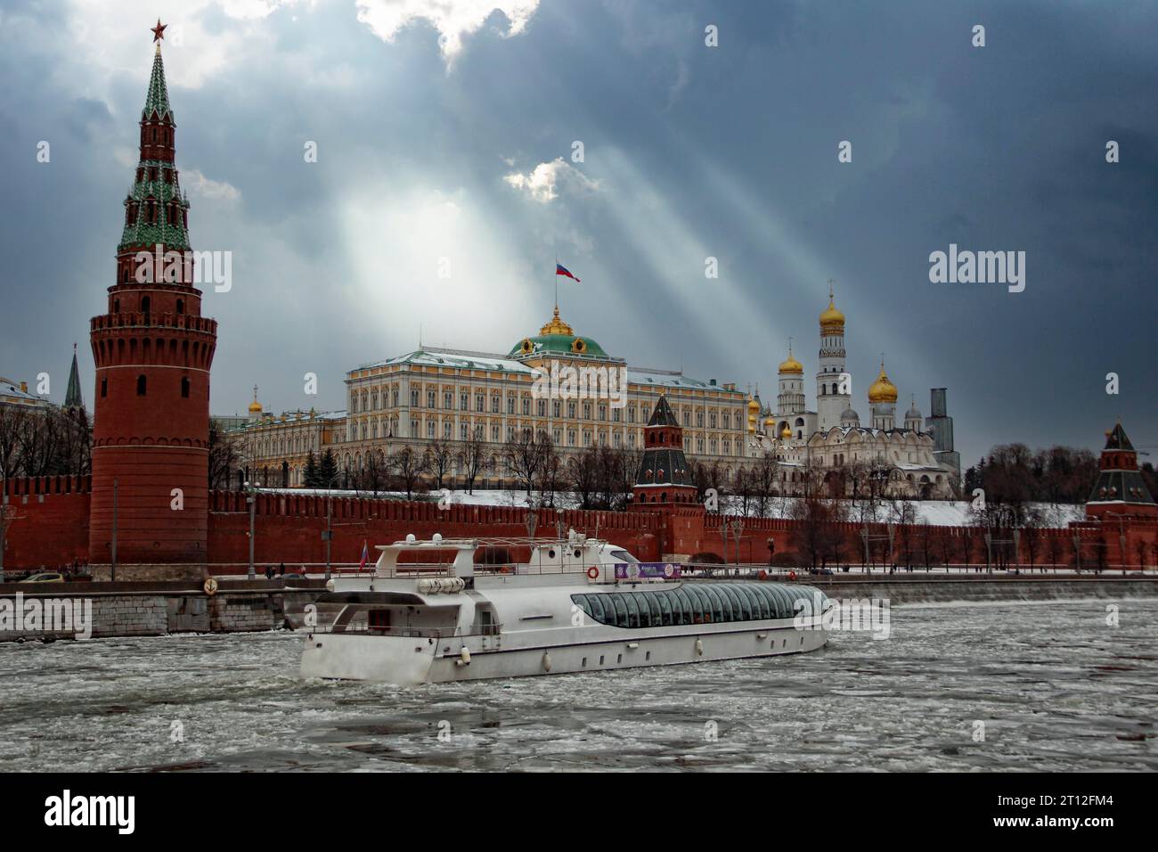Fiume Mosca congelato nel freddo inverno della città di Mosca vicino al Kremblin, in Russia Foto Stock