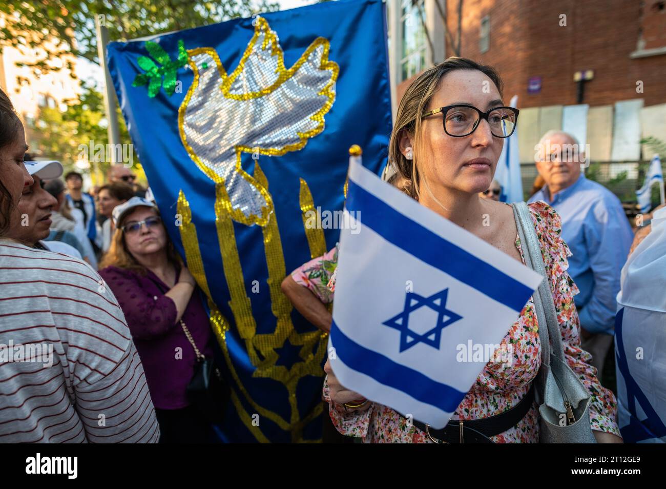 Madrid, Spagna. 10 ottobre 2023. Una donna ha la bandiera di Israele durante una protesta davanti all'ambasciata di Israele a Madrid. La comunità israeliana di Madrid si è riunita per dimostrare il proprio sostegno al proprio paese e per protestare contro gli attacchi di Hamas durante il conflitto israelo-palestinese. Il gruppo militante palestinese Hamas ha lanciato il più grande attacco a sorpresa da Gaza il 7 ottobre, che ha portato a una dichiarazione di guerra da parte del primo ministro israeliano Benjamin Netanyahu. Crediti: Marcos del Mazo/Alamy Live News Foto Stock