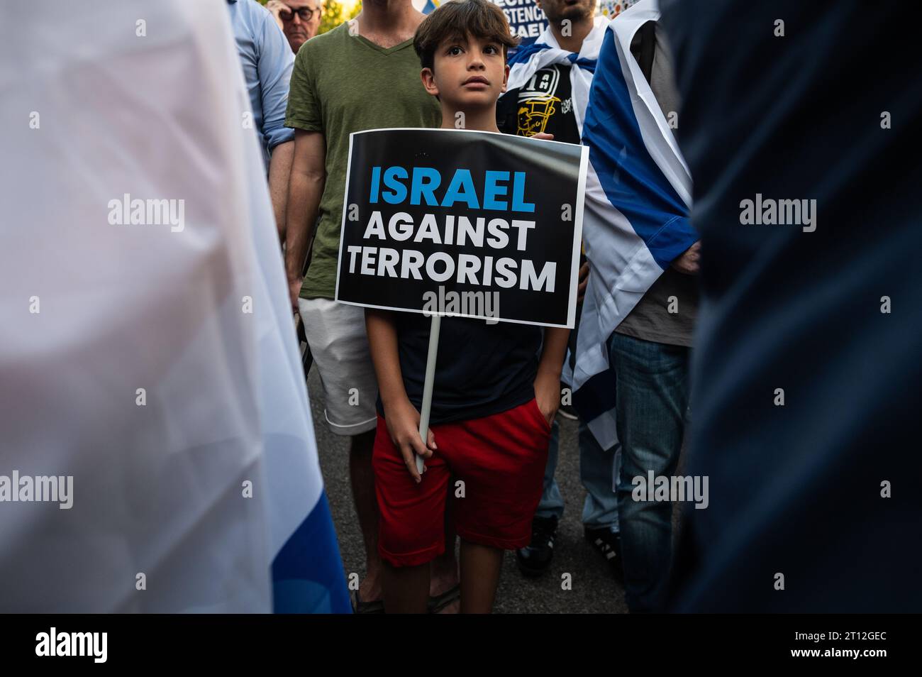 Madrid, Spagna. 10 ottobre 2023. Un giovane ragazzo viene visto portare un cartello durante una protesta davanti all'ambasciata di Israele a Madrid. La comunità israeliana di Madrid si è riunita per dimostrare il proprio sostegno al proprio paese e per protestare contro gli attacchi di Hamas durante il conflitto israelo-palestinese. Il gruppo militante palestinese Hamas ha lanciato il più grande attacco a sorpresa da Gaza il 7 ottobre, che ha portato a una dichiarazione di guerra da parte del primo ministro israeliano Benjamin Netanyahu. Crediti: Marcos del Mazo/Alamy Live News Foto Stock