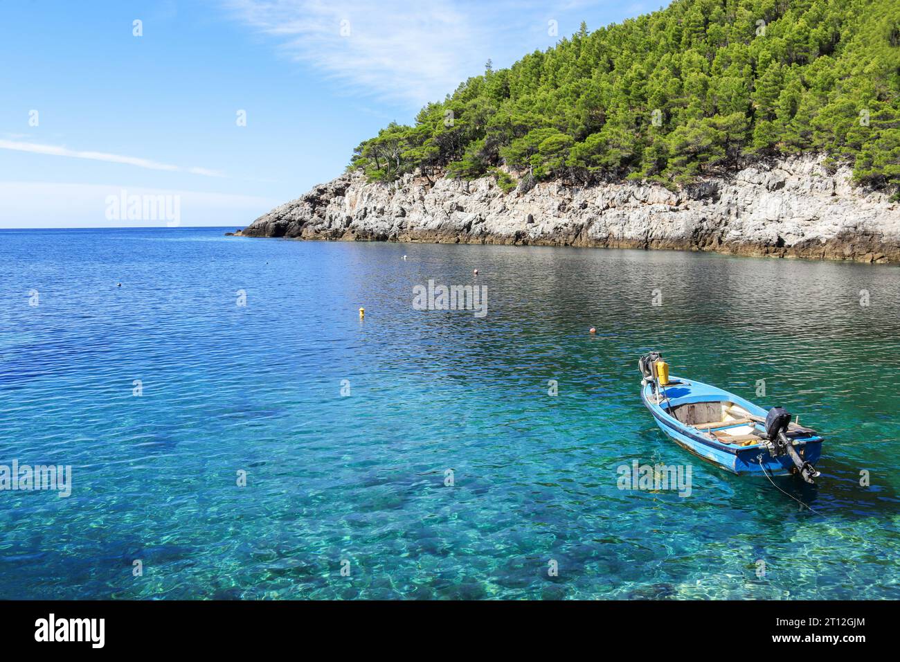 Mljet Kroatien croazia isola vive estate sommer blu profondo acqua cristallina mare verde barca da stivali blu Foto Stock