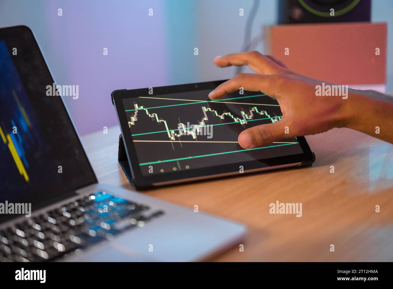 Foto ritagliata di un uomo d'affari irriconoscibile che controlla i dati del mercato azionario in un tablet digitale Foto Stock