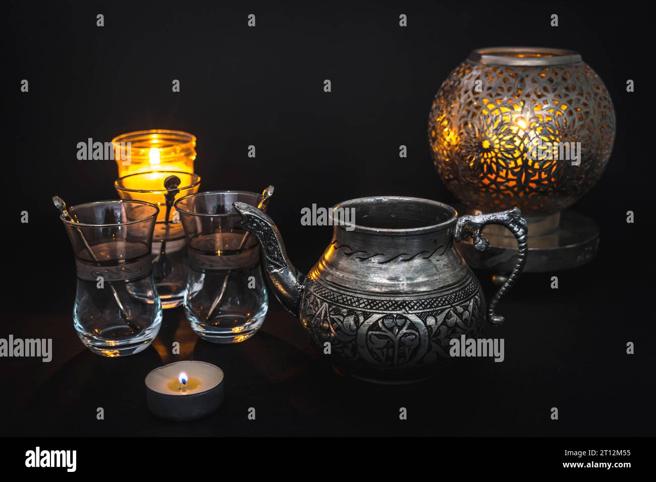 Teiera e bicchieri turchi immagini e fotografie stock ad alta risoluzione -  Alamy