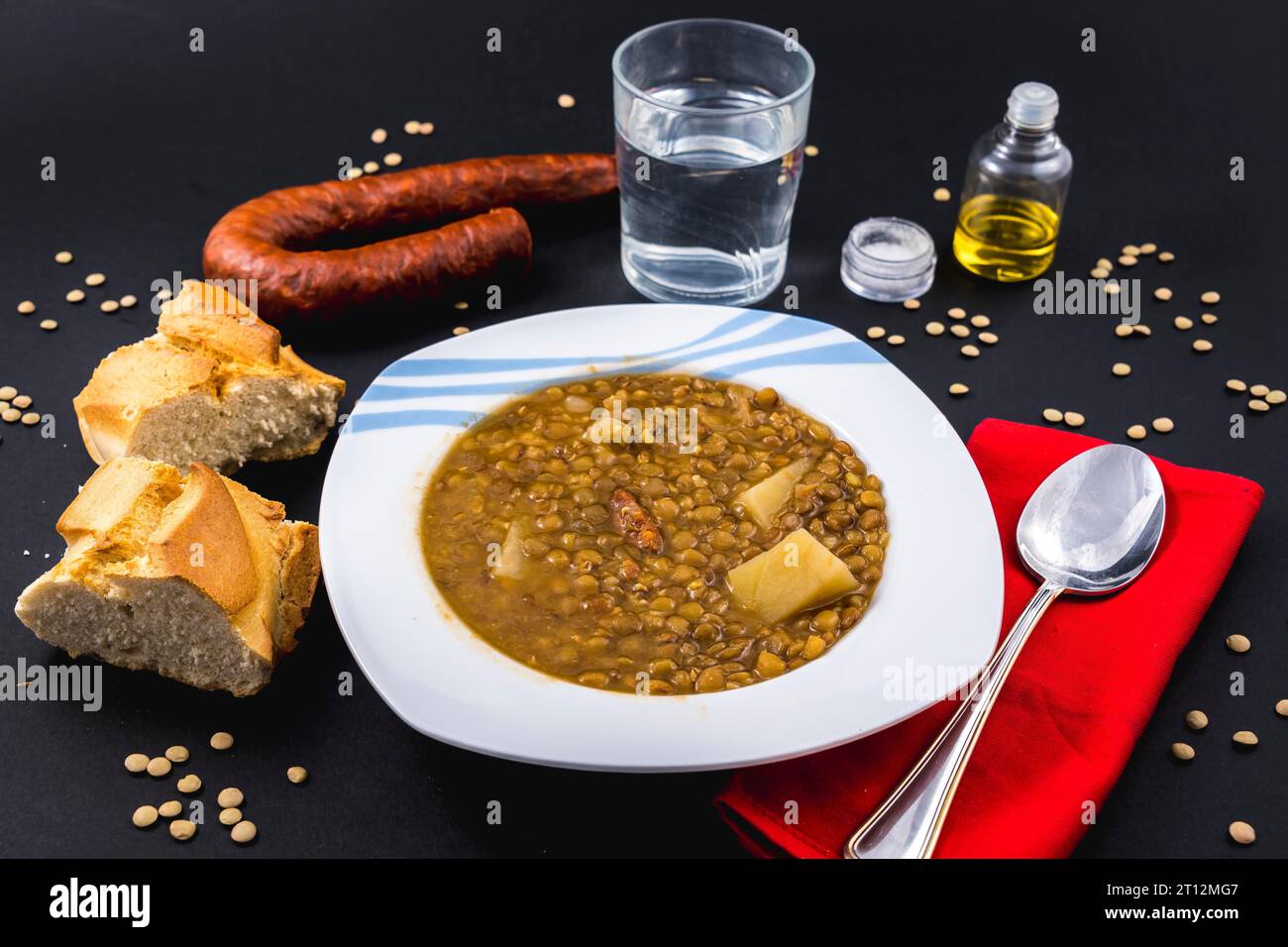 Ricetta fatta in casa di un piatto di lenticchie spagnolo finito Foto Stock