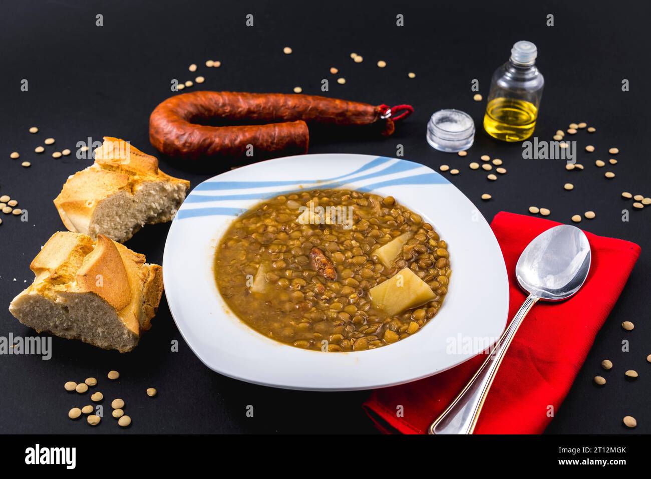 Ricetta fatta in casa di un piatto di lenticchie spagnolo finito Foto Stock