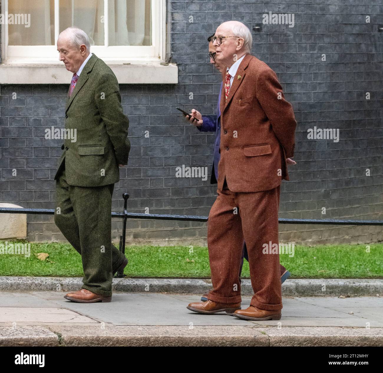 Londra, Regno Unito. 10 ottobre 2023. Il primo ministro Rishi Sunak e il segretario alla cultura Lucy Frazer hanno sostenuto le arti visive al n. 10 quando la fiera d'arte Frieze London compie 20 anni. Tra gli ospiti c'erano gli artisti britannici iconici 'Gilbert and George' (nella foto) insieme ai politici Sir Michael Ellis deputato del KC e Damian Green MP Credit: Ian Davidson/Alamy Live News Foto Stock