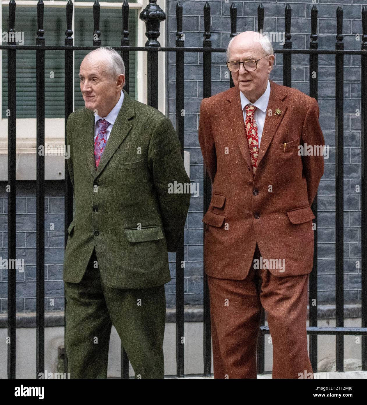 Londra, Regno Unito. 10 ottobre 2023. Il primo ministro Rishi Sunak e il segretario alla cultura Lucy Frazer hanno sostenuto le arti visive al n. 10 quando la fiera d'arte Frieze London compie 20 anni. Tra gli ospiti c'erano gli artisti britannici iconici 'Gilbert and George' (nella foto) insieme ai politici Sir Michael Ellis deputato del KC e Damian Green MP Credit: Ian Davidson/Alamy Live News Foto Stock