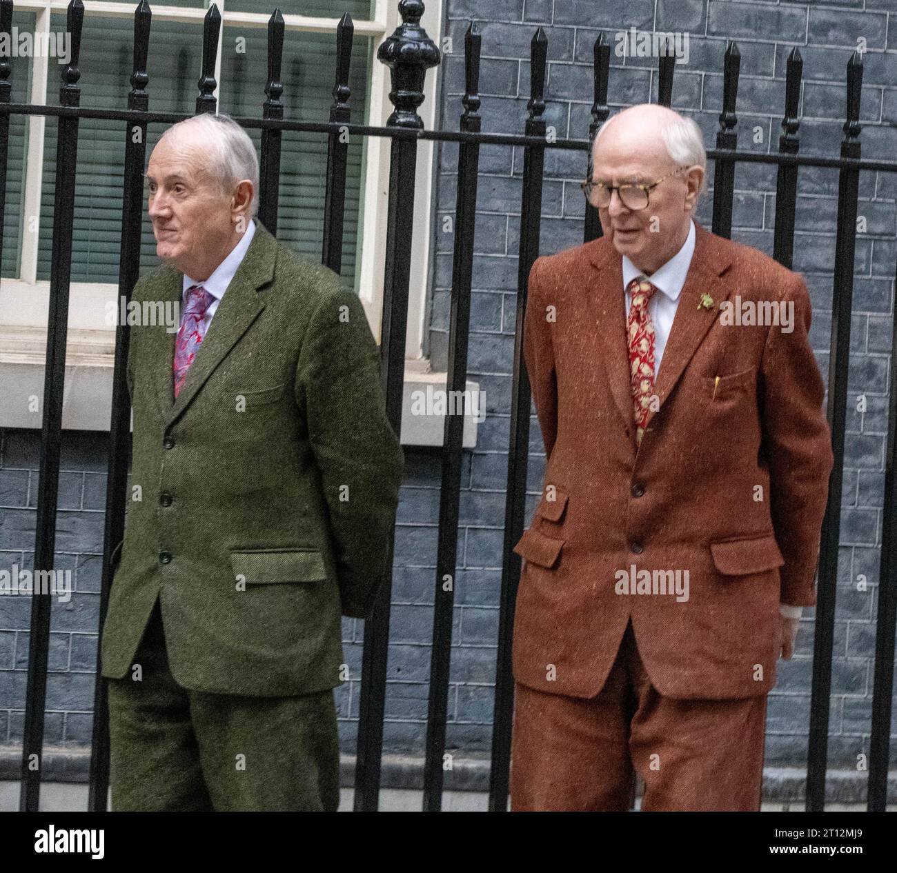 Londra, Regno Unito. 10 ottobre 2023. Il primo ministro Rishi Sunak e il segretario alla cultura Lucy Frazer hanno sostenuto le arti visive al n. 10 quando la fiera d'arte Frieze London compie 20 anni. Tra gli ospiti c'erano gli artisti britannici iconici 'Gilbert and George' (nella foto) insieme ai politici Sir Michael Ellis deputato del KC e Damian Green MP Credit: Ian Davidson/Alamy Live News Foto Stock