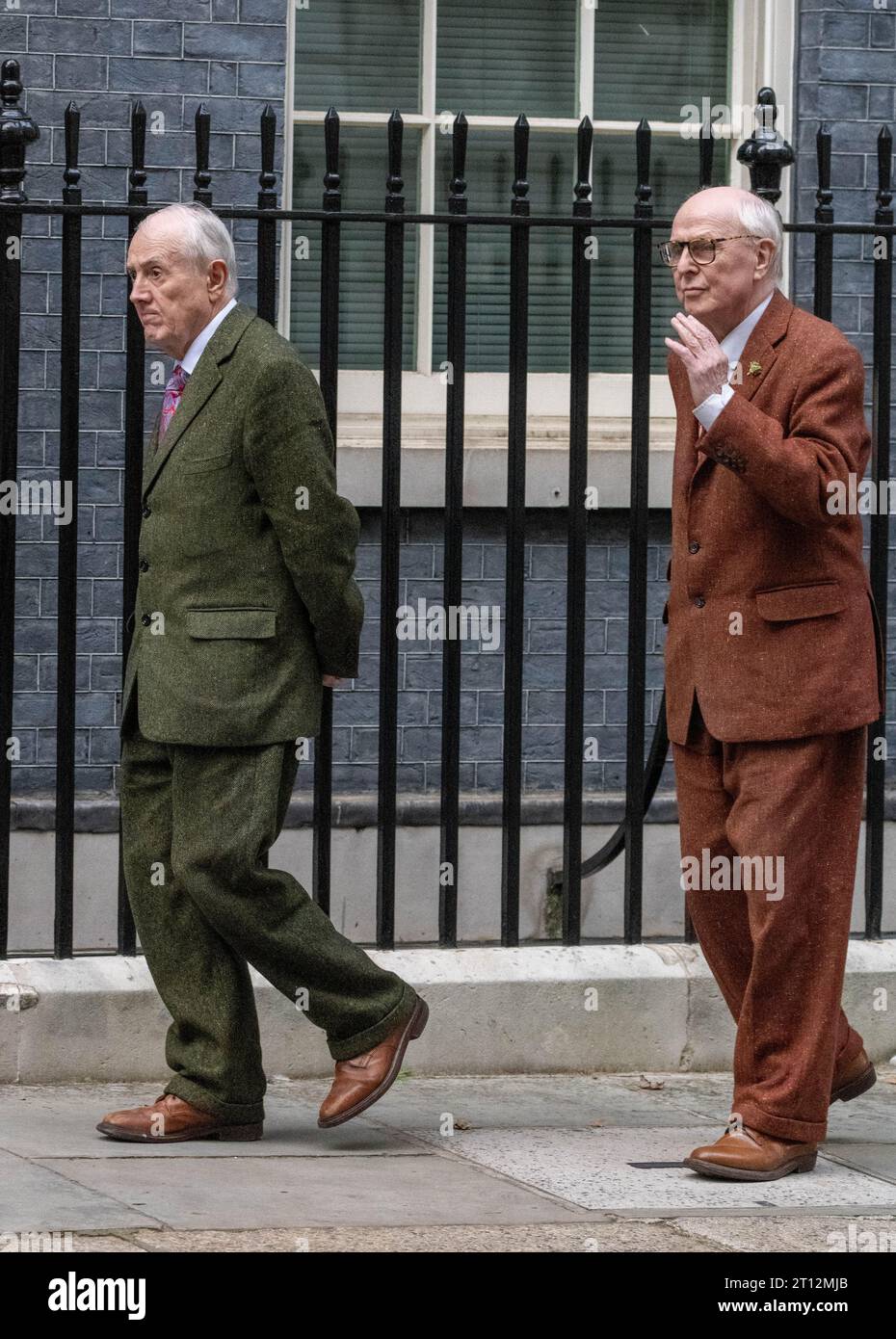 Londra, Regno Unito. 10 ottobre 2023. Il primo ministro Rishi Sunak e il segretario alla cultura Lucy Frazer hanno sostenuto le arti visive al n. 10 quando la fiera d'arte Frieze London compie 20 anni. Tra gli ospiti c'erano gli artisti britannici iconici 'Gilbert and George' (nella foto) insieme ai politici Sir Michael Ellis deputato del KC e Damian Green MP Credit: Ian Davidson/Alamy Live News Foto Stock