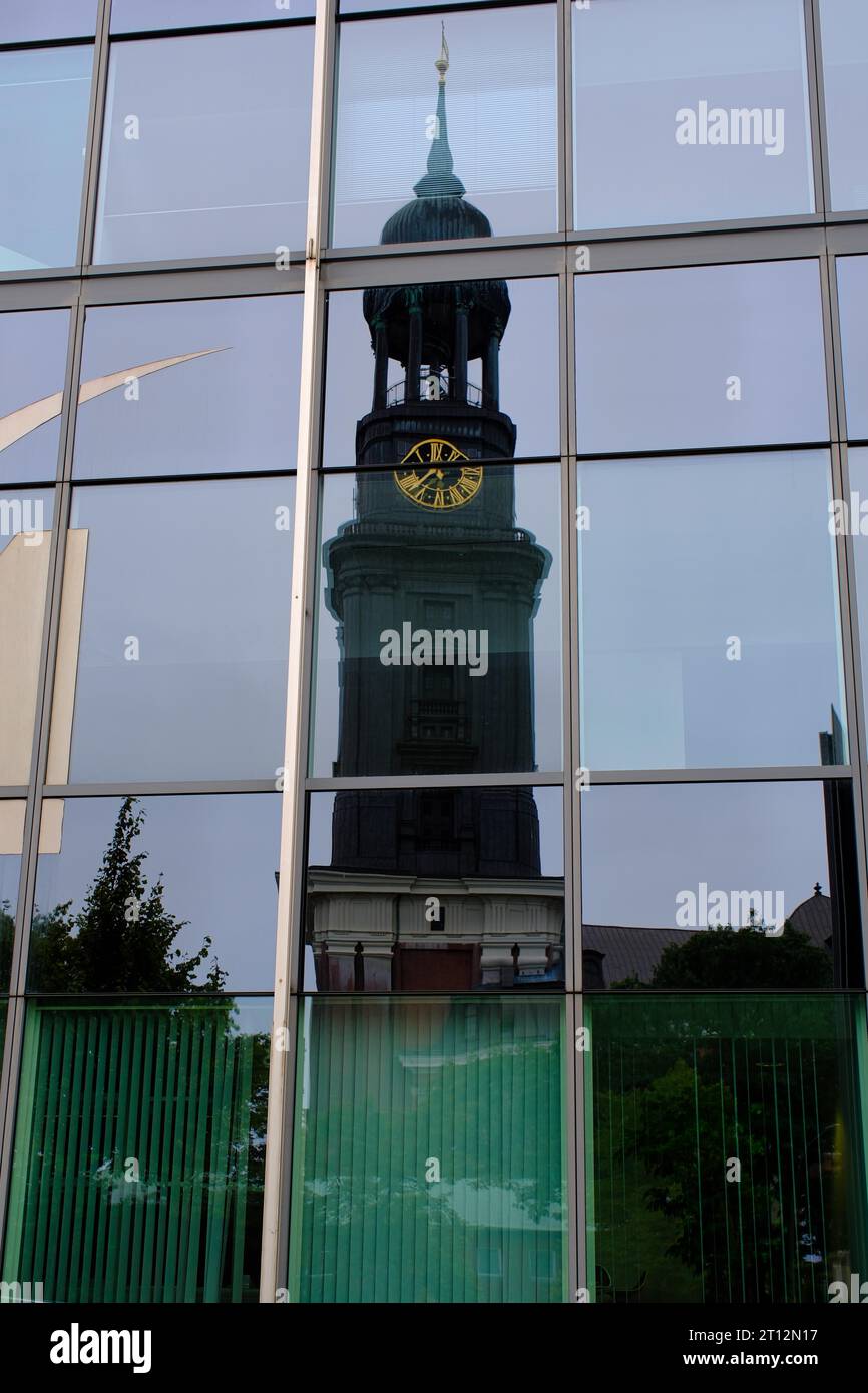 Hauptkirche Sankt Michaelis, Reflection, città anseatica di Amburgo, Amburgo, Germania Foto Stock