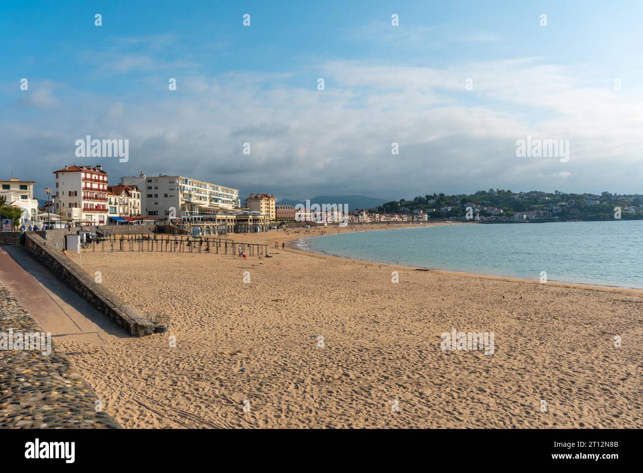 Estate nella grande Plage a Saint Jean de Luz, vacanze nel sud della Francia, Paesi Baschi francesi. Francia Foto Stock