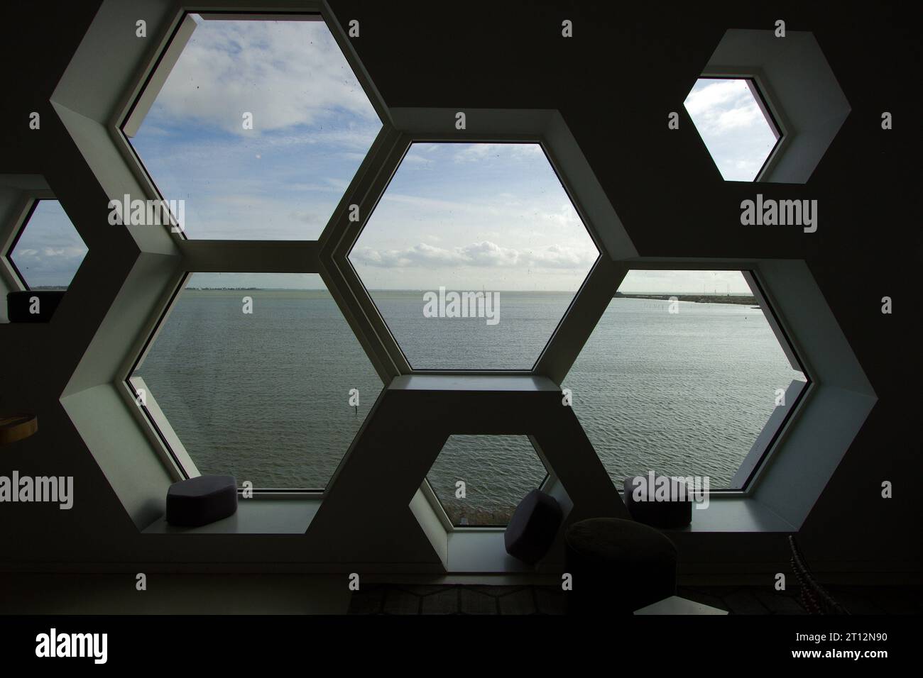 All'interno dell'Afsluitdijk Wadden Center, il moderno centro informazioni sulla diga di Afsluitdijk, Friesland, Paesi Bassi Foto Stock
