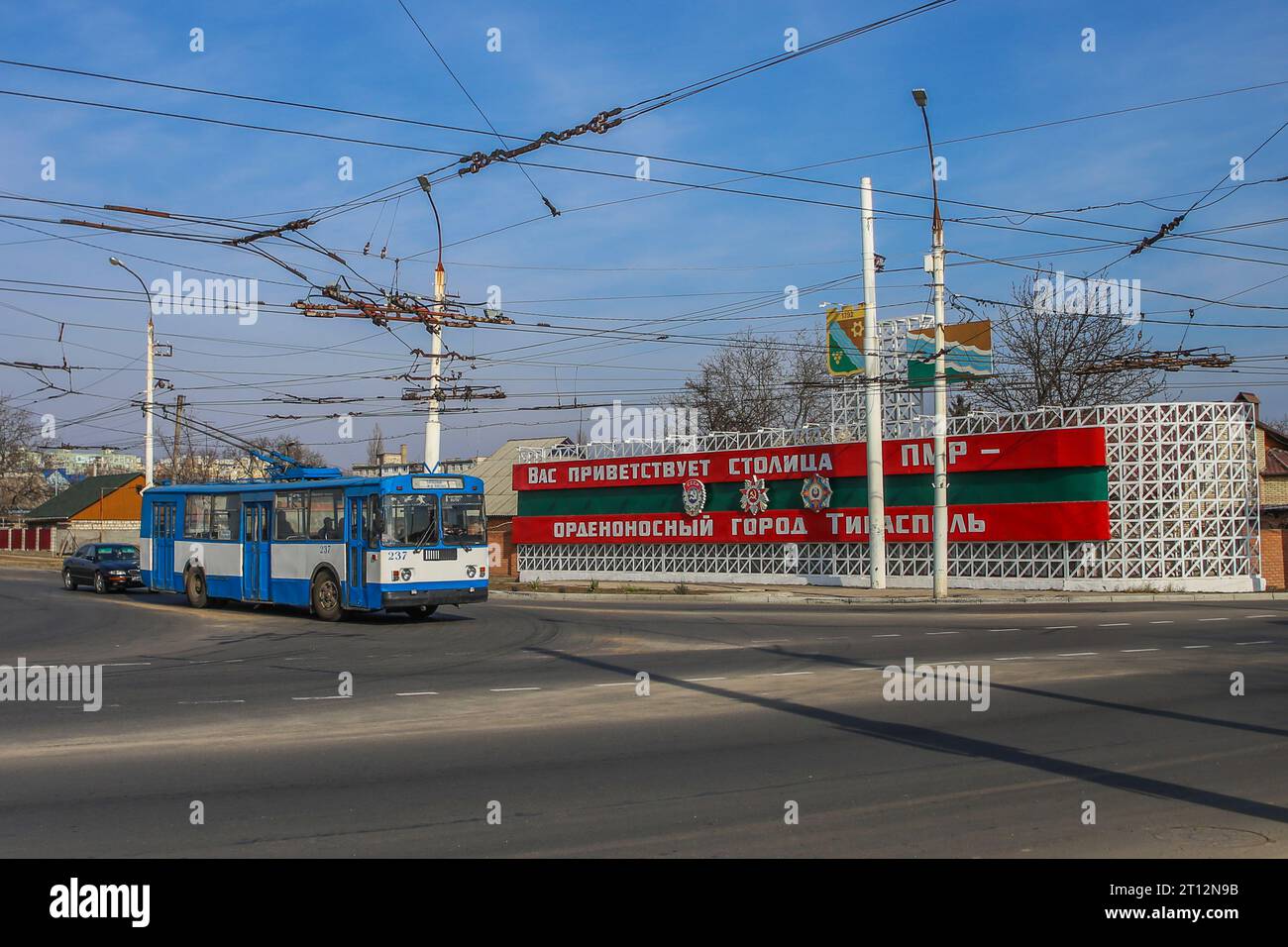 18.02.2020. Moldavia/Transnistria, Tiraspol, Zapadny ln. ZIU-682 con monumento di benvenuto. Foto Stock