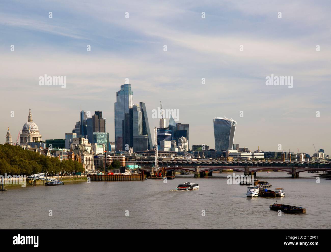 Skyline della città di Londra e fiume Tamigi visti dal Waterloo Bridge Foto Stock