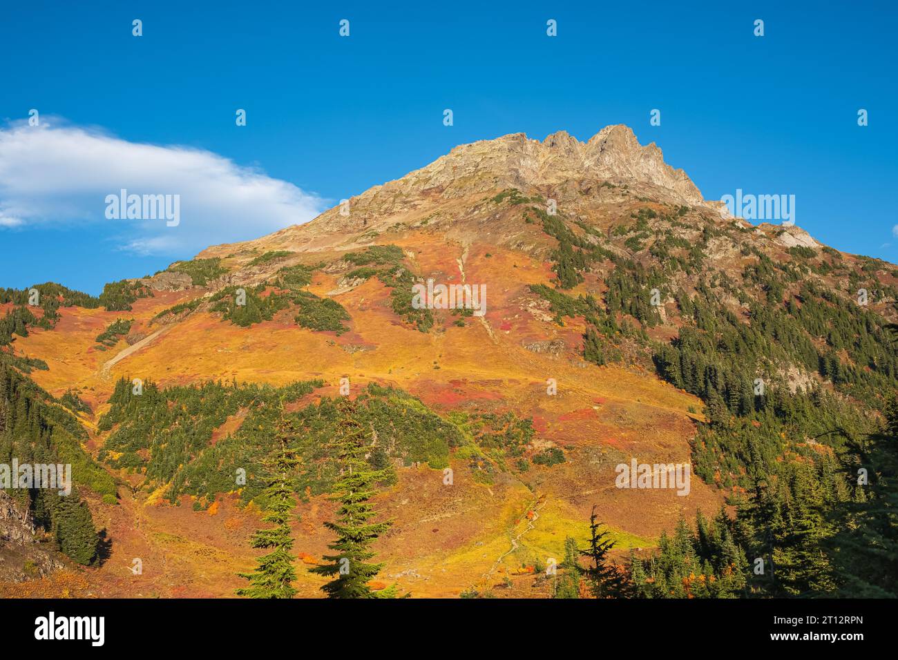 Il sole tramonta su Cheam Peak, Lady Peak nelle Cascade Mountains Fraser Valley, British Columbia Canada. La forma piramidale di Cheam Mountain o Cheam Foto Stock