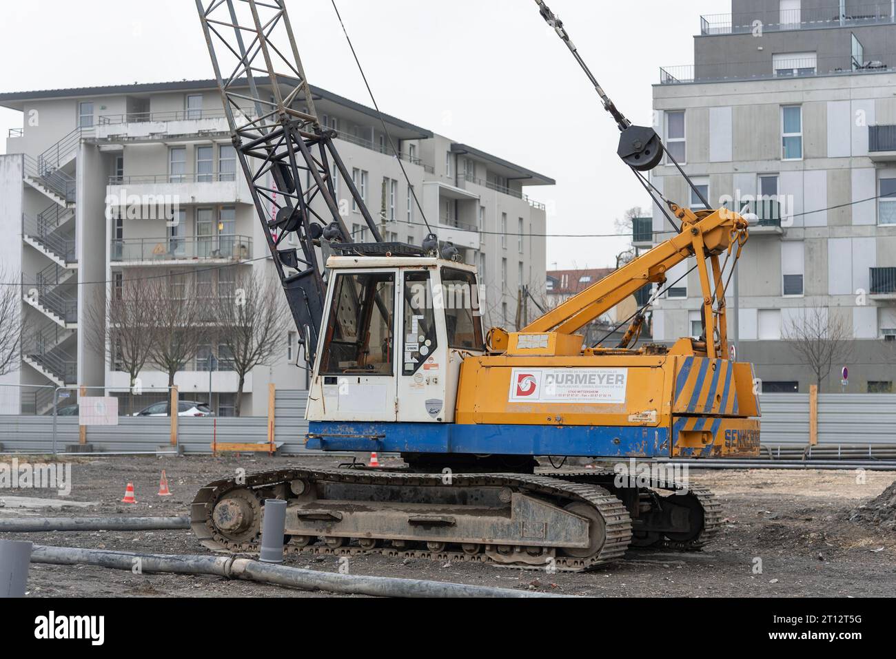 Gru cingolata gialla Sennebogen S 1020 in cantiere Foto Stock