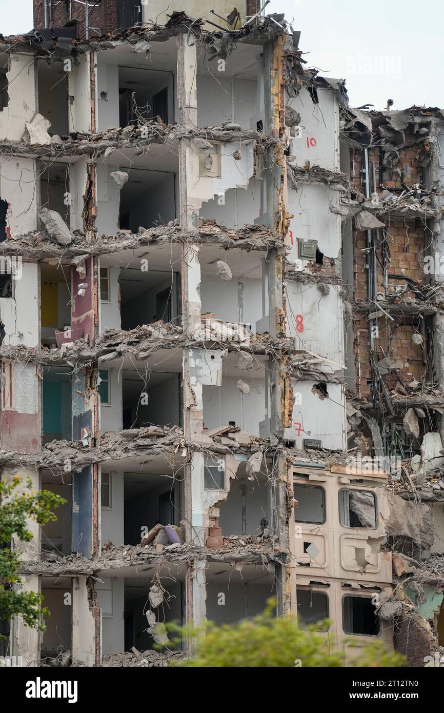Gaywood Green Kirkby High Rise Flats Demolition 10.3.23 quattro edifici all'angolo tra Gaywood Avenue e Broad Lane a Kirkby devono essere abbattuti per facilitare la riqualificazione del sito. Foto di Alan Edwards per f2images Foto Stock
