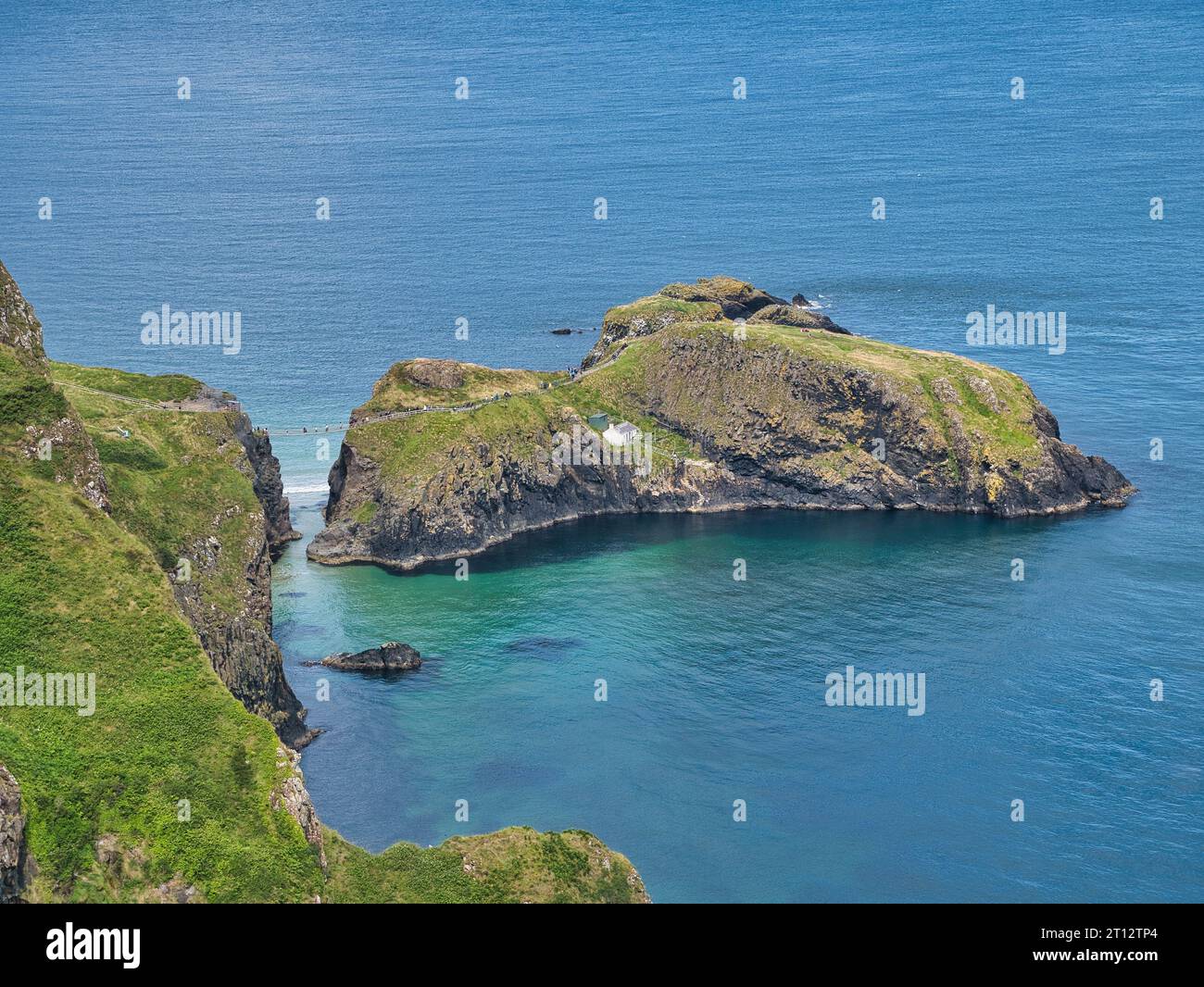 La piccola isola di Carrickarede vicino a Ballycastle nella contea di Antrim, Irlanda del Nord, Regno Unito. L'isola è collegata alla terraferma da un ponte di corda (visto o Foto Stock