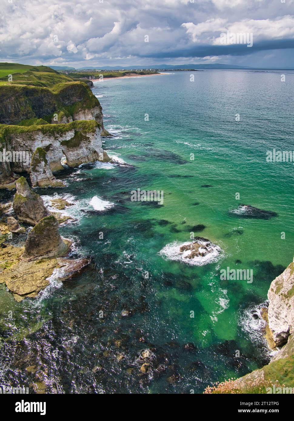 Scogliere costiere a Gulls Point vicino a Portrush sul sentiero costiero di Antrim Causeway - queste rocce appartengono alla formazione Hibernian Greensands Foto Stock