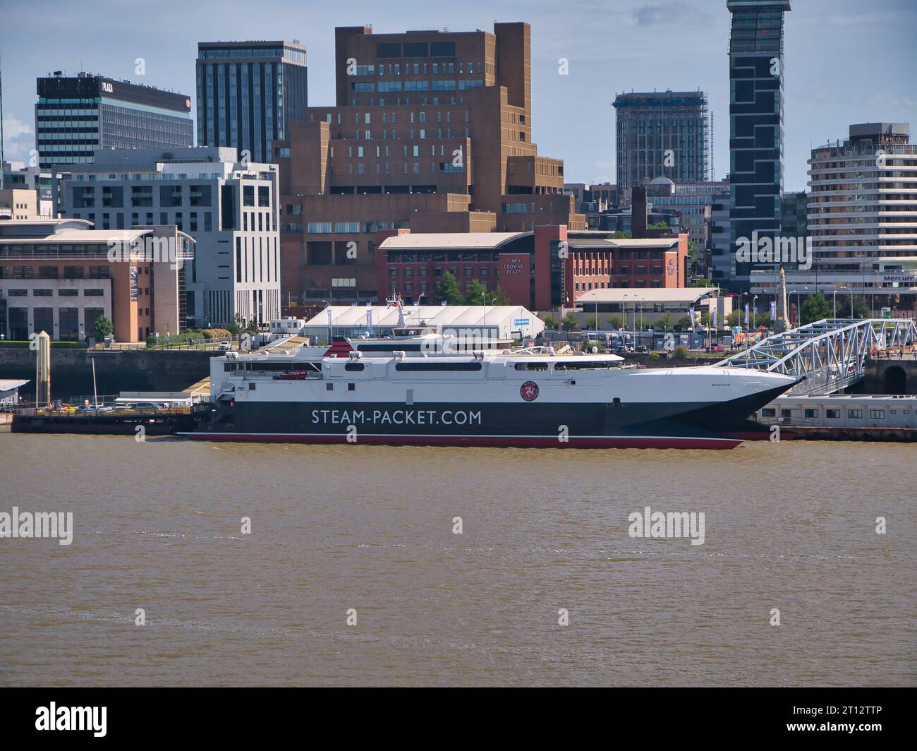 Il traghetto per l'Isola di Man HSC Manannan ormeggiava a Liverpool in una giornata di sole, con moderni uffici e appartamenti alle spalle. Foto Stock