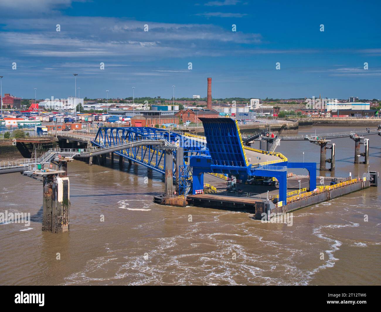 Le infrastrutture di carico a due livelli per i traghetti Stena Line per Belfast a Birkenhead sul fiume Mersey. Foto Stock