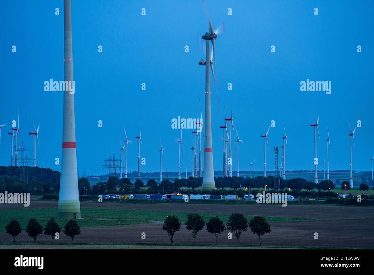 Parco eolico, a sud del villaggio di Helmern, appartiene a Bad Wünnenberg, distretto di Paderborn, autostrada A44, area di servizio Sintfeld, OWL, NRW, Germania, Foto Stock