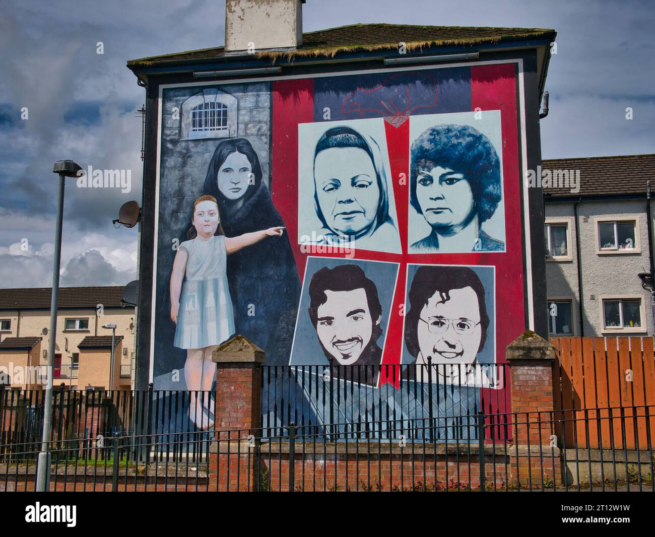 Il murale delle madri e delle sorelle nella zona di Bogside di Derry - Londonderry in Irlanda del Nord, Regno Unito. Foto Stock