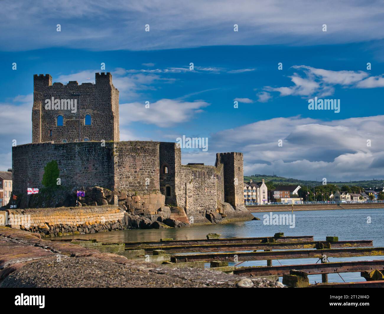 Castello di Carrickfergus - un castello normanno nell'Irlanda del Nord, situato nella città di Carrickfergus nella contea di Antrim Foto Stock