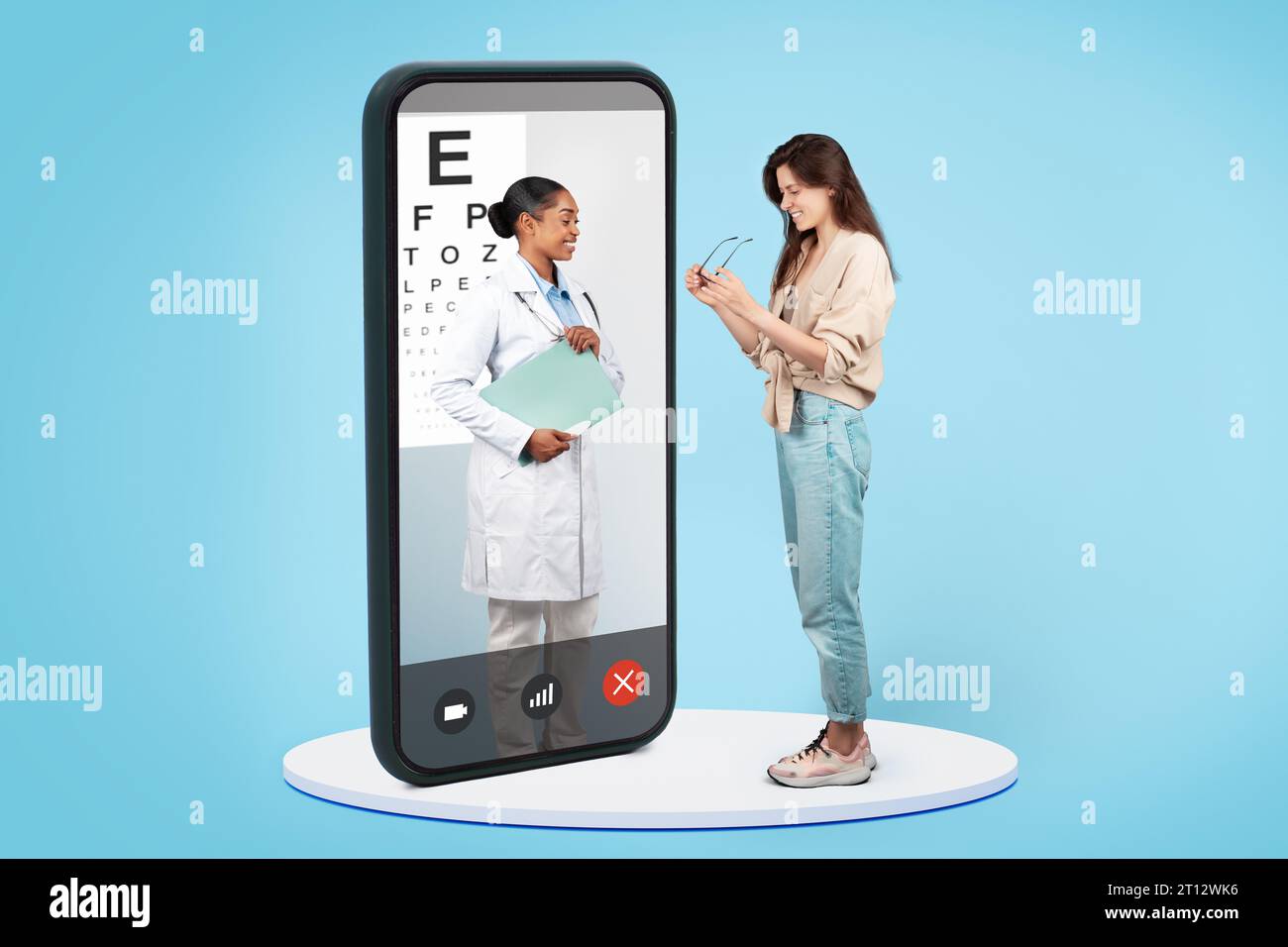 Medico di colore sorridente, specializzato come oftalmologo, assiste sapientemente la paziente nella scelta di nuovi occhiali da vista Foto Stock