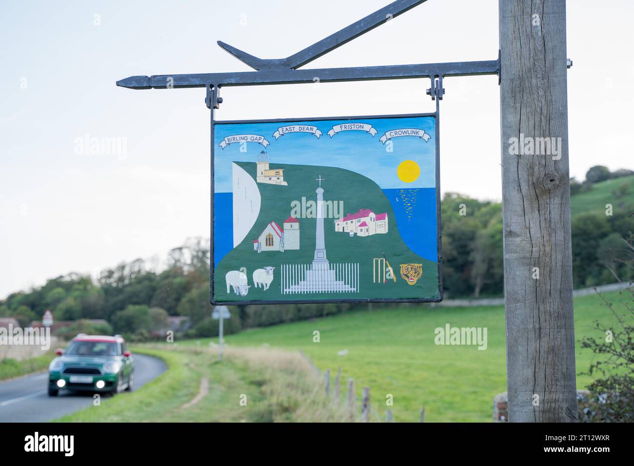Segnale di confine della contea che copre Birling Gap, East Dean, Friston e Crownlink, scritto su un'immagine di sfondo della scogliera bianca di gesso a sud dell'Essex UK Foto Stock