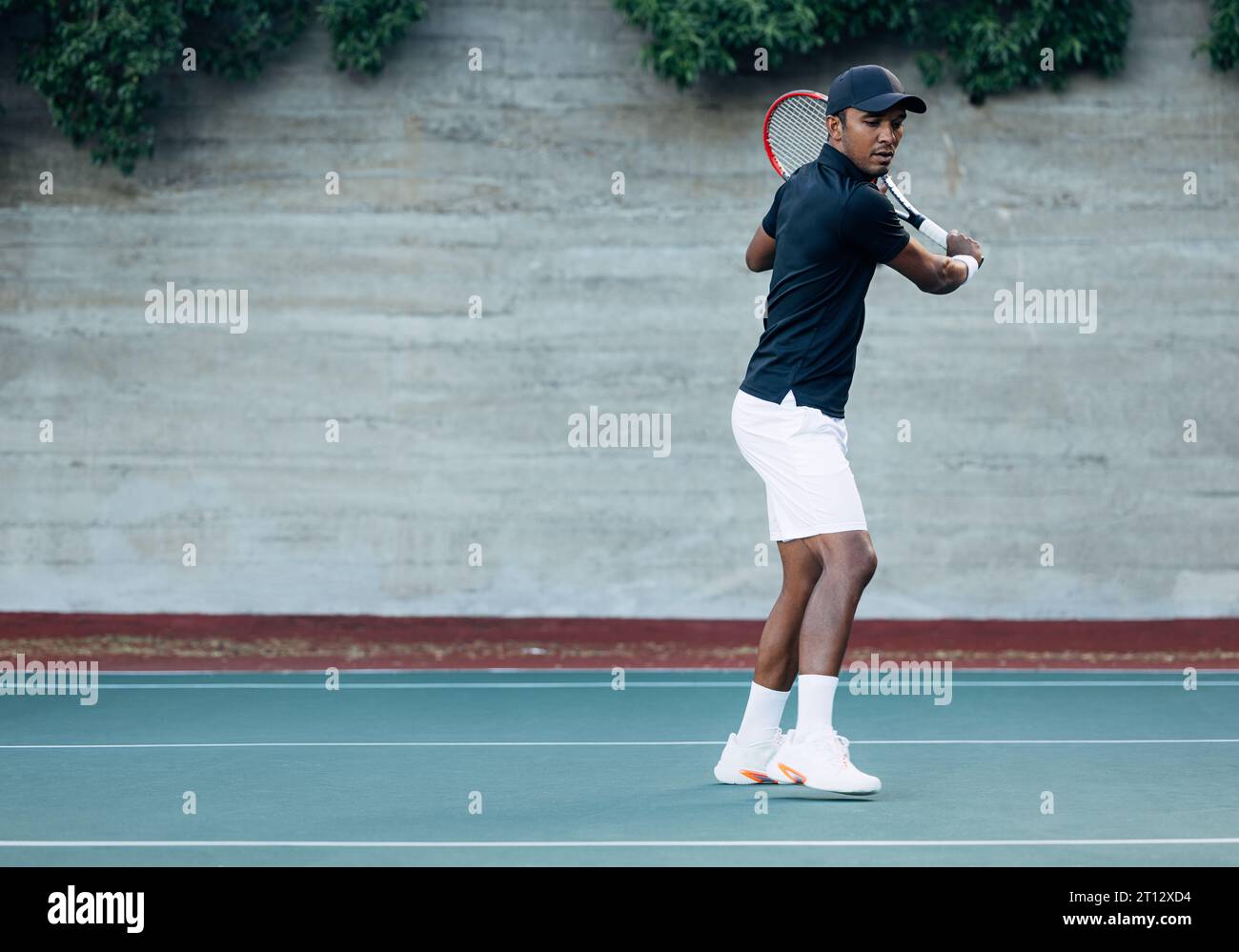 L'intera lunghezza di un tennista maschile in piedi su un campo duro durante una partita Foto Stock