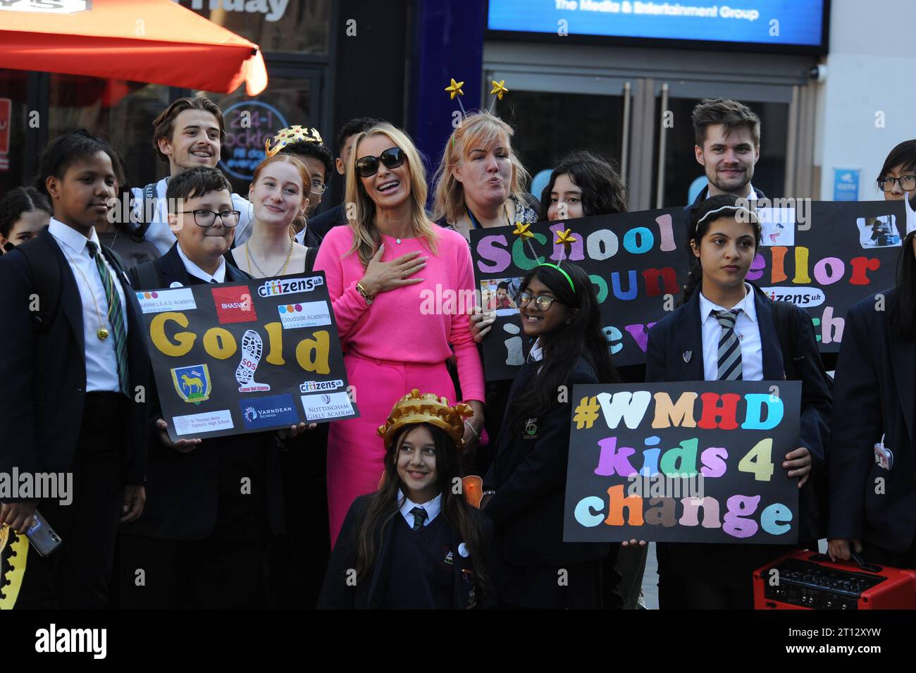 Leicester Square, Londra, Regno Unito. Amanda Holden si unisce agli alunni della Hendon Secondary School per la consapevolezza della salute mentale. Crediti: David Bronstein/Alamy Live News Foto Stock