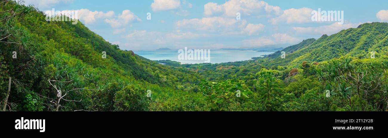Pittoresco panorama paesaggistico della Valle Ka'awa sulla costa ventosa di Oahu alle Hawaii. Sostenuta dalle montagne Koaa'olau, l'area di Kualoa è immersa Foto Stock
