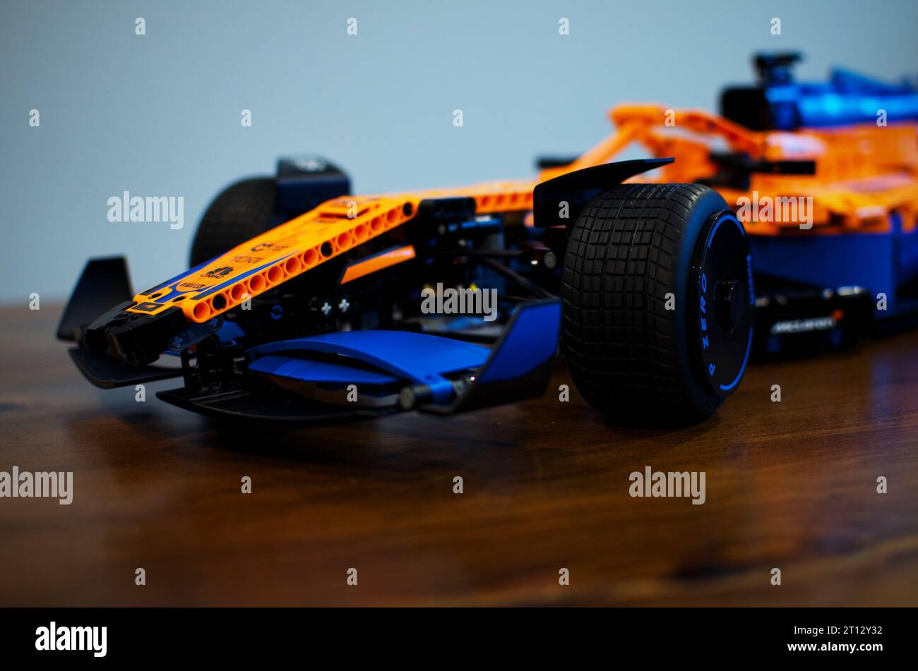 Auto da corsa McLaren LEGO Technics F1 in arancione e blu Foto Stock