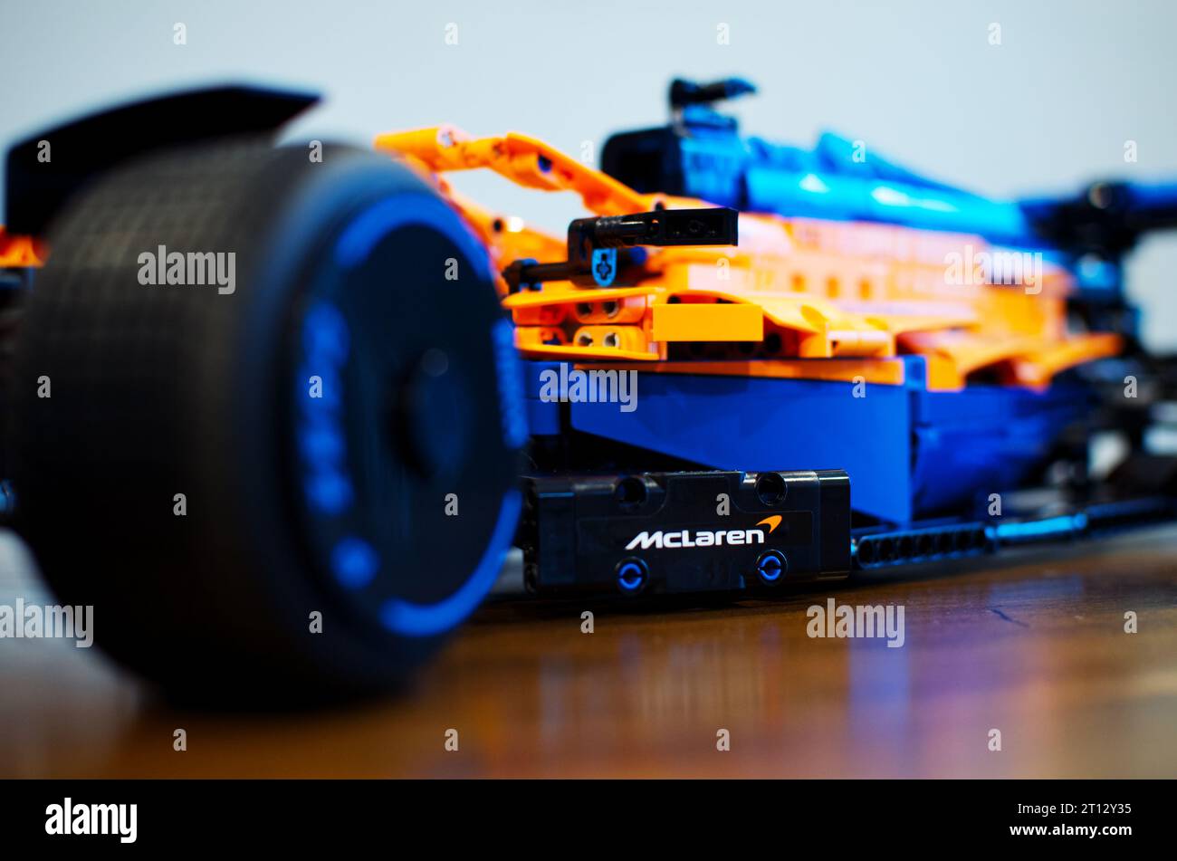 Auto da corsa McLaren LEGO Technics F1 in arancione e blu Foto Stock