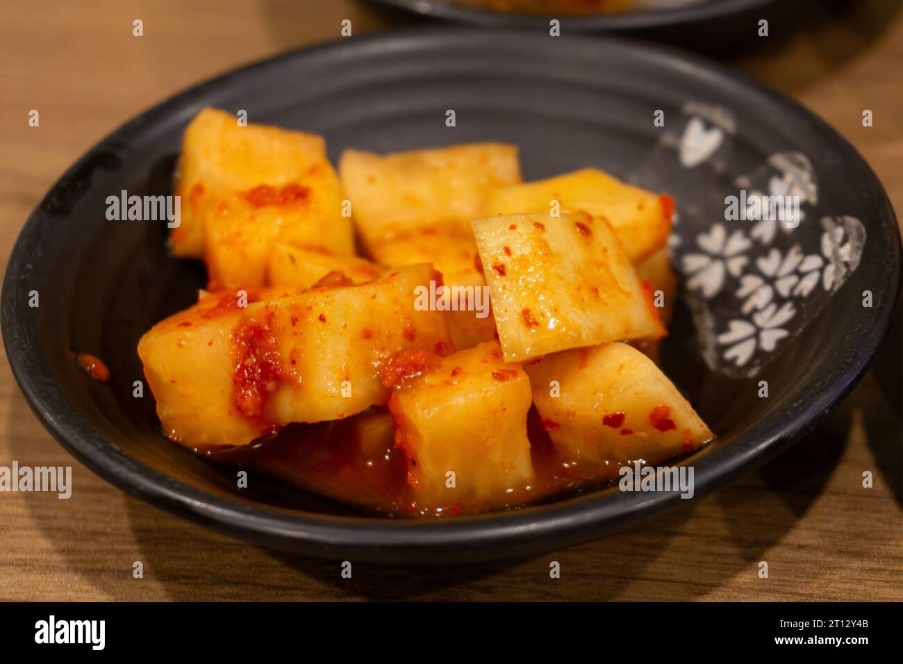 Piatto coreano speziato fermentato o invecchiato noto come Kimchi, che è un punto di riferimento tradizionale nella cucina coreana. Foto Stock